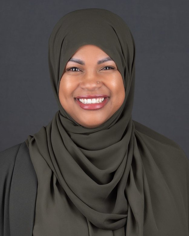 Muna-2-9 Smiling woman wearing hijab